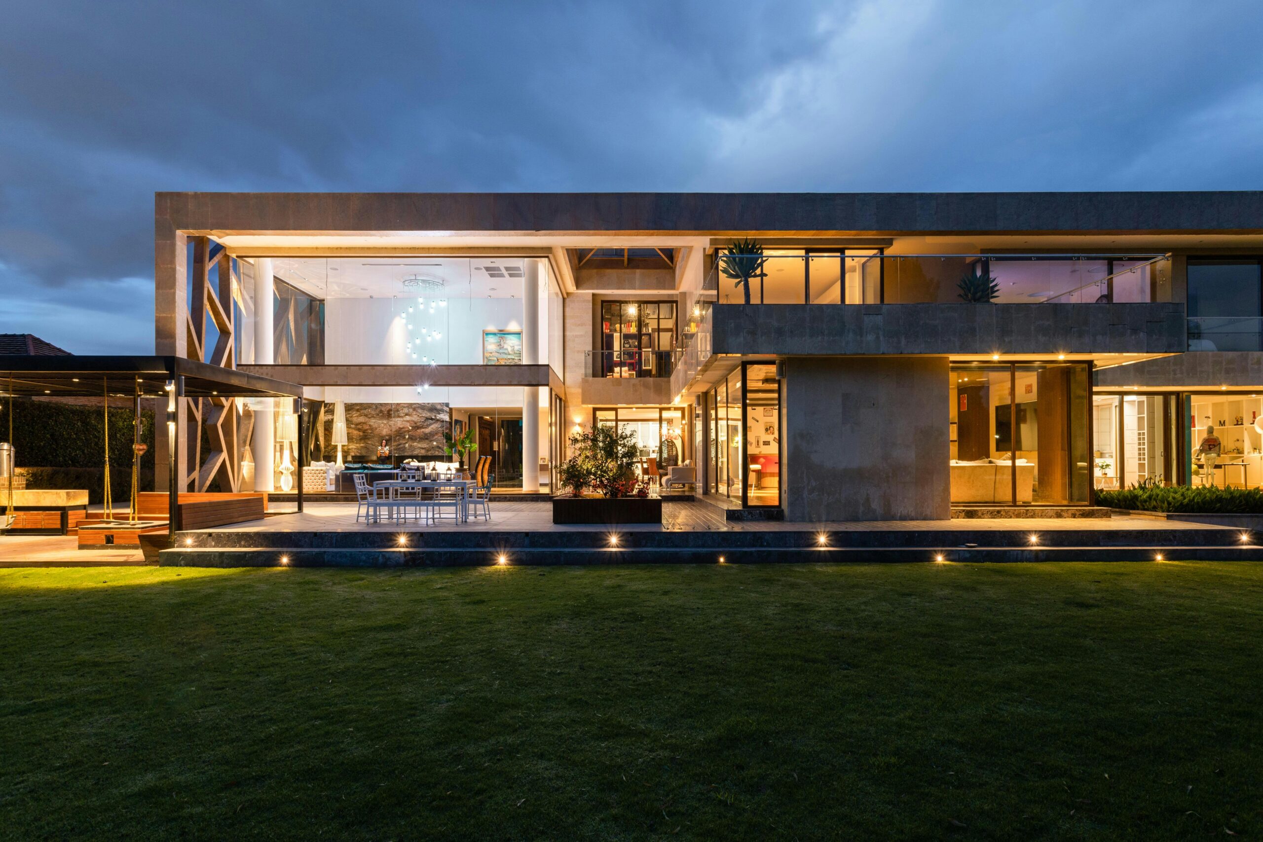INELMART ILUMINACIÓN EXTERIOR DE UNA CASA.